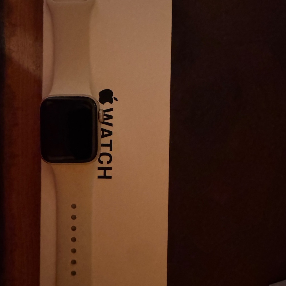 Apple Watch SE Gen 2 - Picture 2 of 4